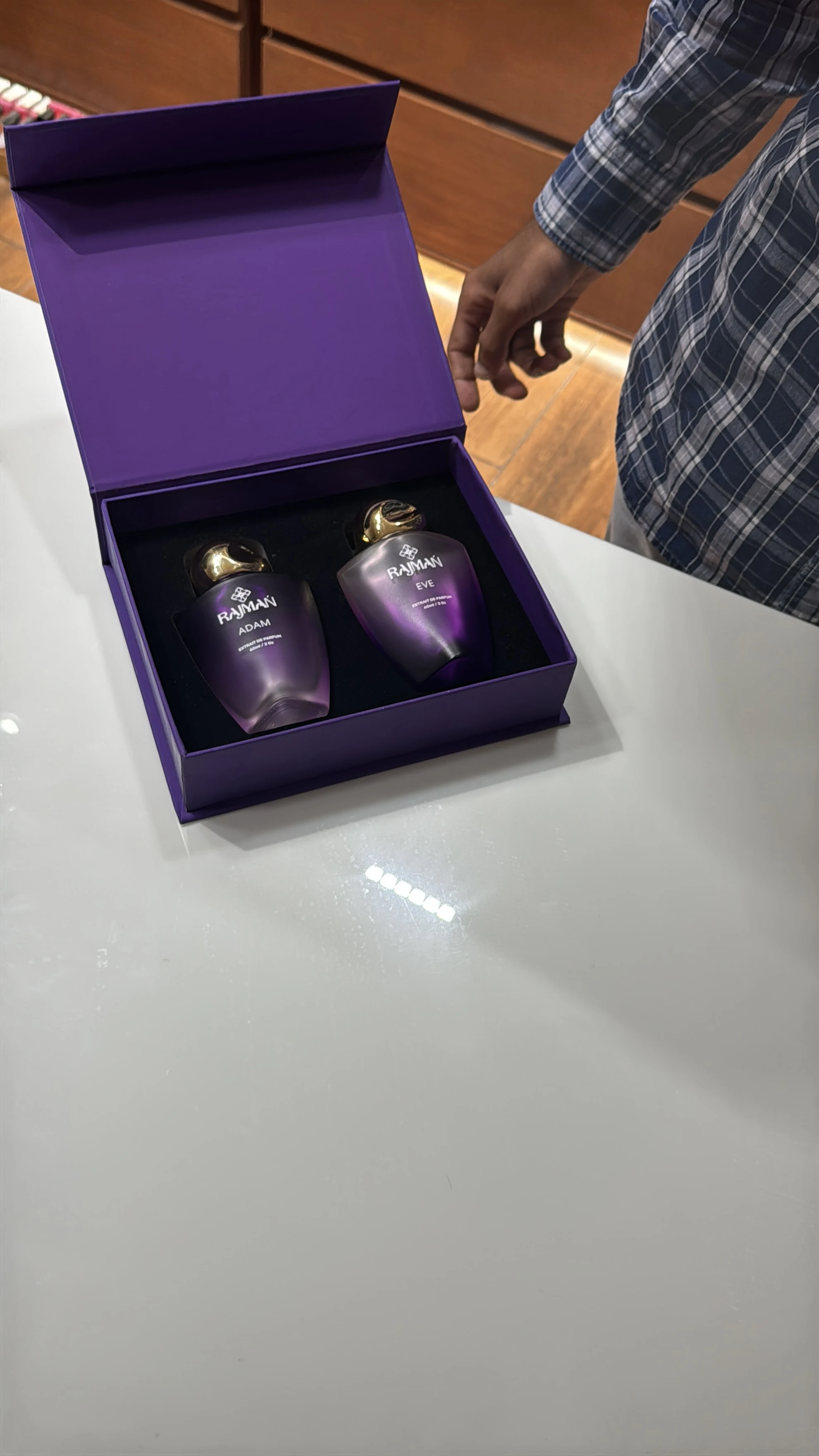 Moriya showroom marble presentation coffret demonstrating 1200gsm rigid luxury packaging craftsmanship